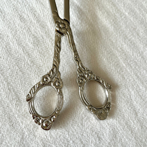 Qála Brass Tongs: Elevate Your Table, One Serve at a Time.