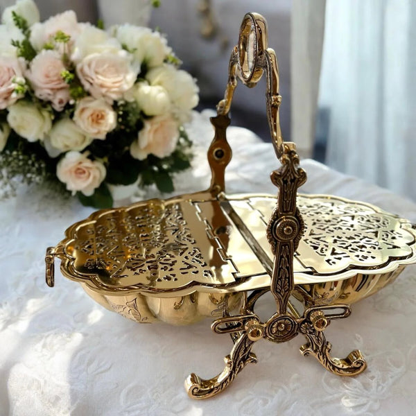 Nóor Cookie server in brass: A Touch of Vintage, A Taste of Luxury.