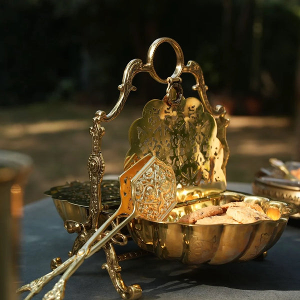 Nóor Cookie server in brass: A Touch of Vintage, A Taste of Luxury.