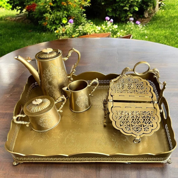 Nóor Cookie server in brass: A Touch of Vintage, A Taste of Luxury.