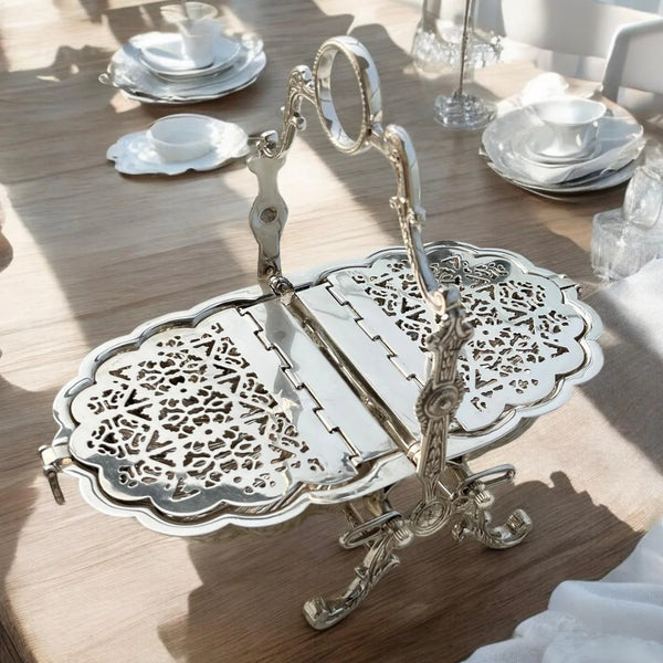 Nóor Cookie server in brass: A Touch of Vintage, A Taste of Luxury.