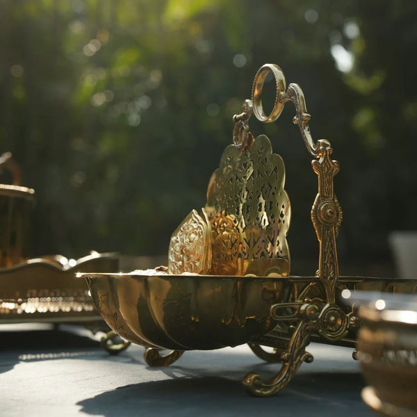 Nóor Cookie server in brass: A Touch of Vintage, A Taste of Luxury.