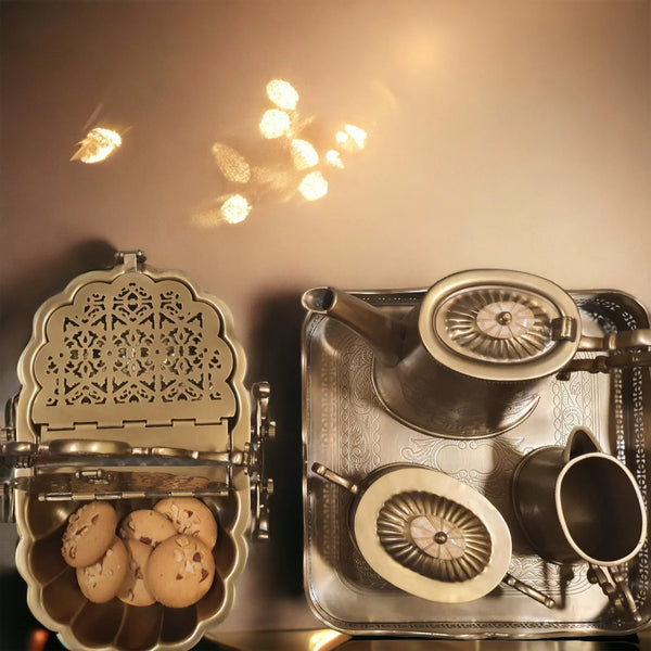 Nóor Cookie server in brass: A Touch of Vintage, A Taste of Luxury.